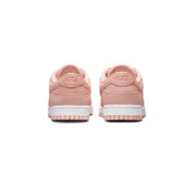 Zapatillas Nike Dunk Low Premium MF color salmón con suela blanca.