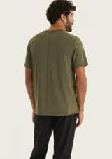 Remera deportiva de manga corta, color verde militar, con cuello redondo y diseño texturizado.