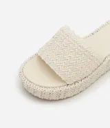 Sandalias flatform Satinato color beige, con tira ancha de superficie trenzada y suela de plataforma plana con detalle revestido en el mismo diseño.