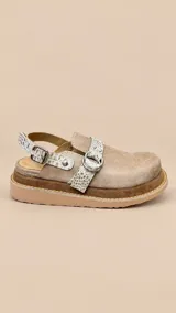 Zueco cerrado tipo sandalia color camel, confeccionado en cuero con detalles de textura animal print en tono claro sobre las tiras decorativas y la tira trasera ajustable con hebilla. Cuenta con plataforma y suela de goma.