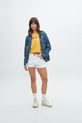 Campera de jean azul de calce clásico.