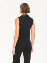 Chaleco negro confeccionado en powermar, con cuello y solapa en cuero ovino. Incluye broches metálicos, forrería interna en jacquard marcario y bolsillos ojales en el delantero.