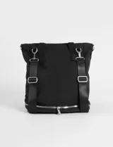 Mochila shopper de color negro, confeccionada en poliéster. Presenta un diseño multifuncional con correas ajustables y removibles que permiten usarla como mochila, cartera cruzada o de hombro. Incluye un compartimento inferior extensible mediante cierre y un bolsillo frontal removible que funciona como estuche independiente.