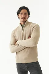 Sweater gris de punto con cuello alto y medio cierre con cremallera.