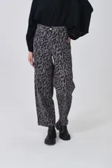 Pantalon de jean de corte holgado y tiro alto, con estampado animal print abstracto en tonos gris y negro.