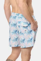 Short de baño celeste con estampado de hojas en tonos rosados y azules, con cintura elastizada.