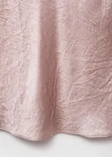 Blusa sin mangas de cuello redondo, confeccionada en tejido satinado con efecto arrugado y diseño recto.