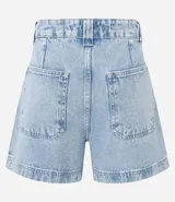 Short de jean estilo baggy con corte holgado, cintura alta, pliegues delanteros, bolsillos laterales y traseros, y trabillas para cinturón. Presenta un detalle de estampado vichy en el interior de la cintura.