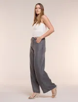 Top crop texturado color blanco, con escote recto y doble tirante fino.