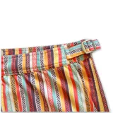 Short de baño con estampado geométrico en tonos tierra, naranja y violeta. Cuenta con pretina fija, hebillas metálicas laterales para ajuste, cierre frontal con botón a presión y tres bolsillos. Incluye interior con mesh hipoalergénico.