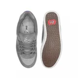 Zapatillas grises de skate con detalles en gris claro, confeccionadas en gamuza, con suela blanca y logo de la marca en el lateral.