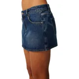 Minifalda de denim azul oscuro con efecto lavado, diseño de tiro bajo y bolsillos delanteros clásicos con costuras contrastantes.
