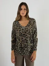 Sweater de tejido de punto con estampado animal print en tonos verde oliva, marrón y negro, con escote en V y mangas largas.