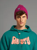 Gorro de lana celeste con logo de Rusty Mountain Club bordado en el frente.