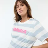 Remera de lactancia a rayas celestes y blancas, de manga corta, con cuello redondo y estampado con la palabra 'FAMIGLIA' en color rosado.