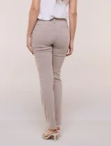 Pantalón de gabardina premium color marrón claro, de corte slim y tiro medio, con bolsillos delanteros y traseros simulados, y cierre frontal con botón y cremallera.