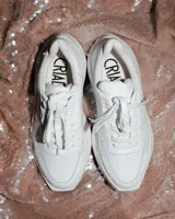 Championes urbanos Champion Cury, color blanco con detalles en gris.