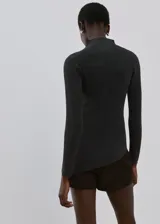 Jersey de punto gris oscuro con cuello alto y mangas largas.