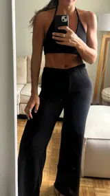 Pantalón negro de corte palazzo.