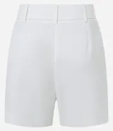 Bermuda femenina de sastrería color rojo, confeccionada en tejido de crepé. Presenta trabillas en la cintura, cierre delantero y bolsillos falsos.