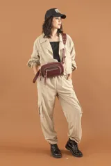 Riñonera color bordó con correa de cuero ajustable para usar cruzada o en la cintura.