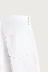Jeans relaxed fit color blanco, de corte recto y tiro medio con tejido de algodón rígido. Cuenta con cinco bolsillos, efecto ligeramente lavado, perneras con raya de planchado y cierre frontal con cremallera y botón.