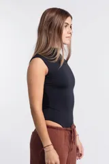Body color negro, de manga corta y cuello alto, con detalle de elipse calada en el pecho.