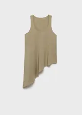 Musculosa color verde oliva con bajo asimétrico, cuello redondo y tirantes anchos.