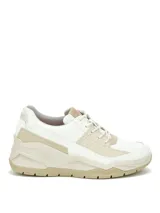 Sneaker Cat modelo Watchful, de diseño moderno en combinación de colores blanco y beige. Presenta capellada de cuero con detalles de costuras, cierre mediante cordones y suela de goma robusta con relieve.