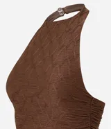 Vestido midi de color marrón con diseño de frente única y textura tipo anarruga. Presenta un corte ajustado al cuerpo y una abertura lateral en el ruedo.