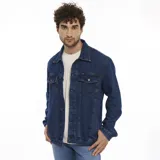 Campera Wrangler de denim azul con cuello clásico, cierre frontal con botones metálicos, bolsillos con solapa abotonada en el pecho y bolsillos laterales.