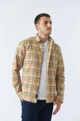 Camisa de hombre a cuadros color rosa, blanco y azul, de corte slim, manga larga, con bolsillo en el pecho y logo bordado.