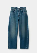 Jeans de tiro medio con diseño balloon y estilo barrel, confeccionados en tejido de algodón estilo vaquero, con cierre de botón y cremallera, trabillas y cinco bolsillos.