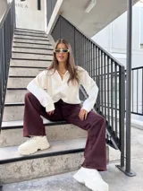 Buzo de cuello polo con cierre frontal parcial, de corte holgado y mangas largas con puños ajustados.