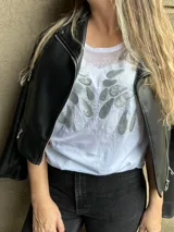 Remera negra de mangas cortas, con tul bordado con lentejuelas plateadas en la parte superior.