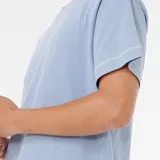 Remera celeste de algodón con cuello redondo y ribete en contraste color crema.