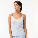 Camiseta de tirantes finos con escote en V decorado con puntilla y un pequeño lazo central. Presenta un tejido de algodón con textura sutil.