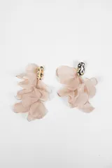 Aros colgantes con diseño floral compuesto por múltiples pétalos de tela en tono nude y base metálica dorada con textura irregular.