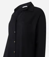 Vestido largo chemise negro de Marfinno, confeccionado en mezcla de lino y viscosa. Presenta diseño recto, cuello camisero, botonadura frontal completa, bolsillos laterales y mangas largas con puños.