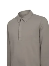 Buzo de algodón orgánico color gris oscuro, de manga larga, con cuello camisero y cierre frontal parcial con botones.