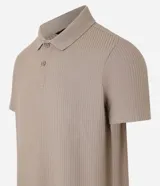 Remera polo slim color tostado, con textura acanalada, manga corta y cierre frontal de botones.