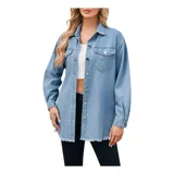 Campera tipo sobrecamisa de denim en tono azul claro, con corte oversize, cuello italiano, cierre frontal con botones metálicos, bolsillos frontales con solapa y ruedo con detalle desflecado.