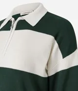 Suéter de punto color verde oscuro y blanco, con cuello polo, cierre frontal parcial de cremallera metálica y mangas largas con puños. Presenta un estampado de rayas horizontales.