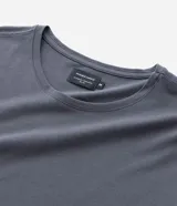 Remera básica de corte slim para hombre, confeccionada en suave algodón peruano con cuello redondo y mangas cortas, de diseño liso.