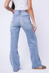 Pantalón de jean corte wide leg en color azul claro, con tiro medio y diseño de pierna ancha.