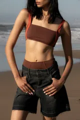 Bermuda de jean negro con ruedo desflecado y bordado con logo en el bolsillo trasero.