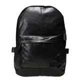 Mochila de cuero sintético color negro con acabado brillante. Posee un compartimento principal con cierre de cremallera, un bolsillo frontal con solapa y correas laterales de ajuste. Presenta un diseño minimalista con un parche tonal de la marca en la esquina inferior.