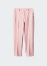 Pantalon de vestir de corte recto y diseño fluido, con trabillas en la cintura, bolsillos laterales y cierre oculto. Presenta un acabado elegante ideal para eventos formales.