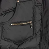 Campera puffer negra de corte regular y largo a la cintura. Presenta cuello alto con interior de pelo sintético en color crema, cierre frontal con botones a presión, bolsillos laterales con cierre y elástico ajustable en el ruedo.