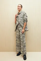 Pantalón wide leg de denim con estampado animal print.